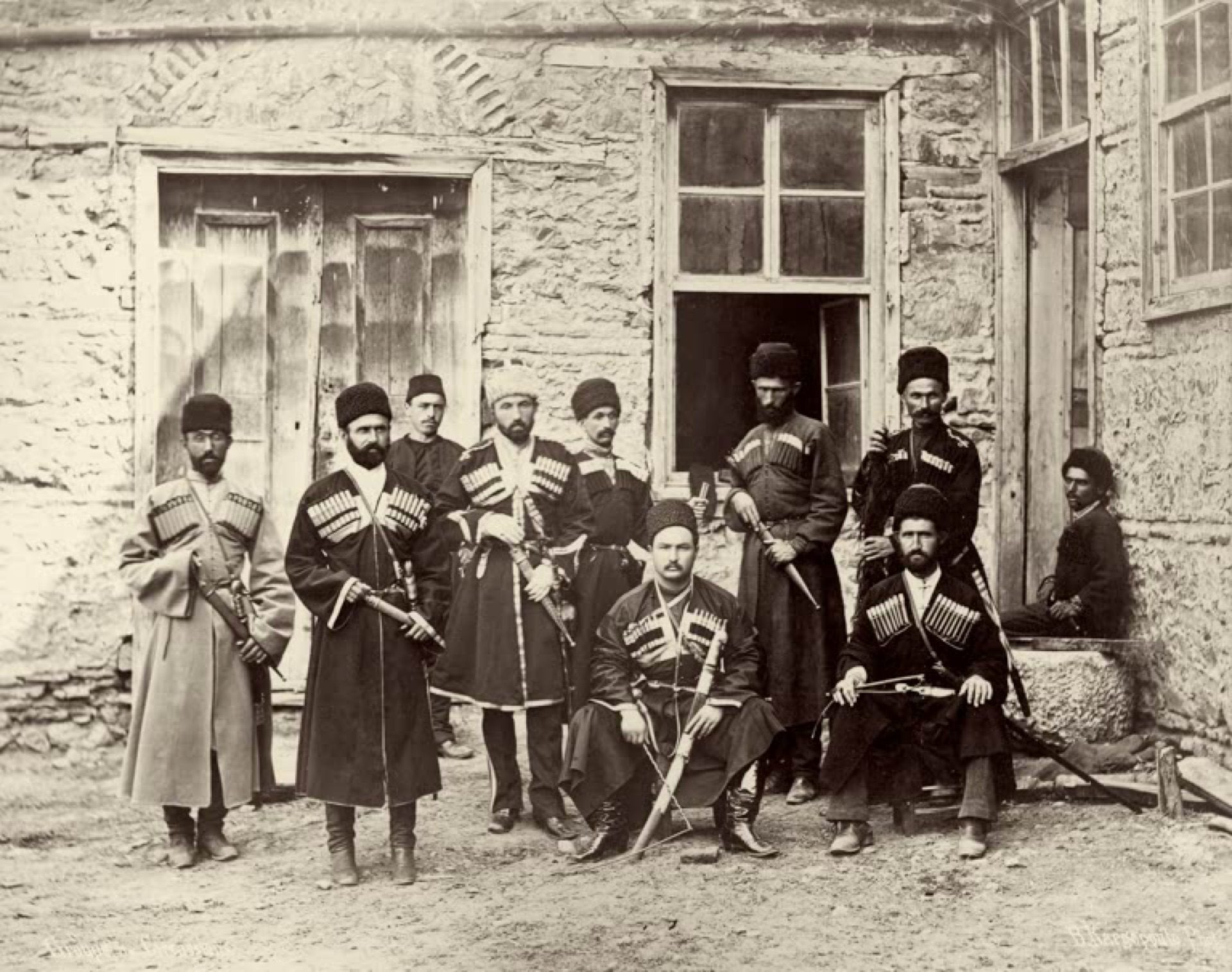 صورة استوديو لجمع من الرجال الشركس بلباس الشركسكة، قبل 1886