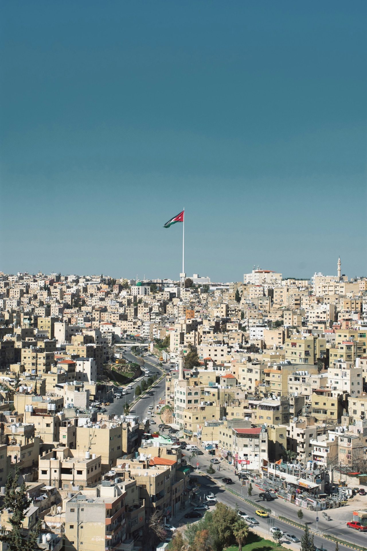 أفق عمّان الحديثة عند الغسق، تلالٌ يكسوها الحجر الشاحب