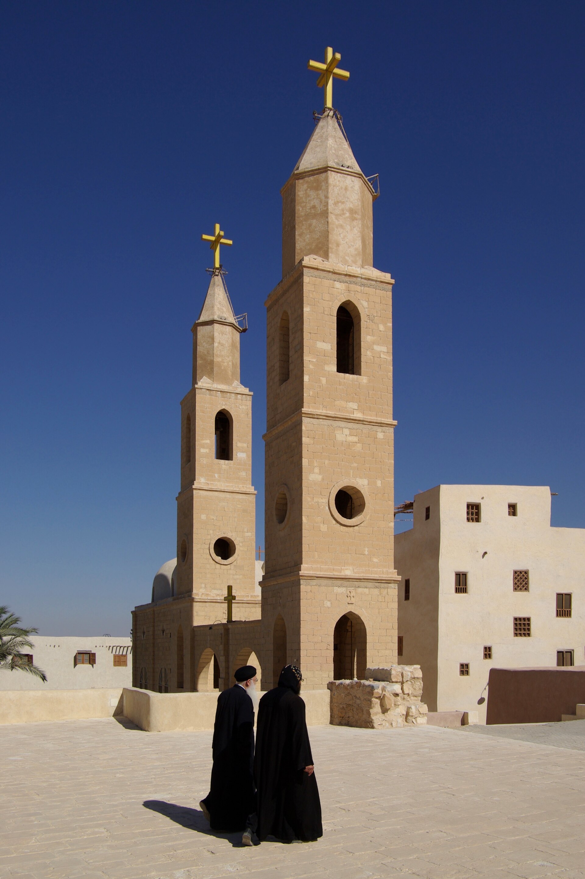 دير الأنبا أنطونيوس الصحراوي المحصّن تحت جبال جرداء