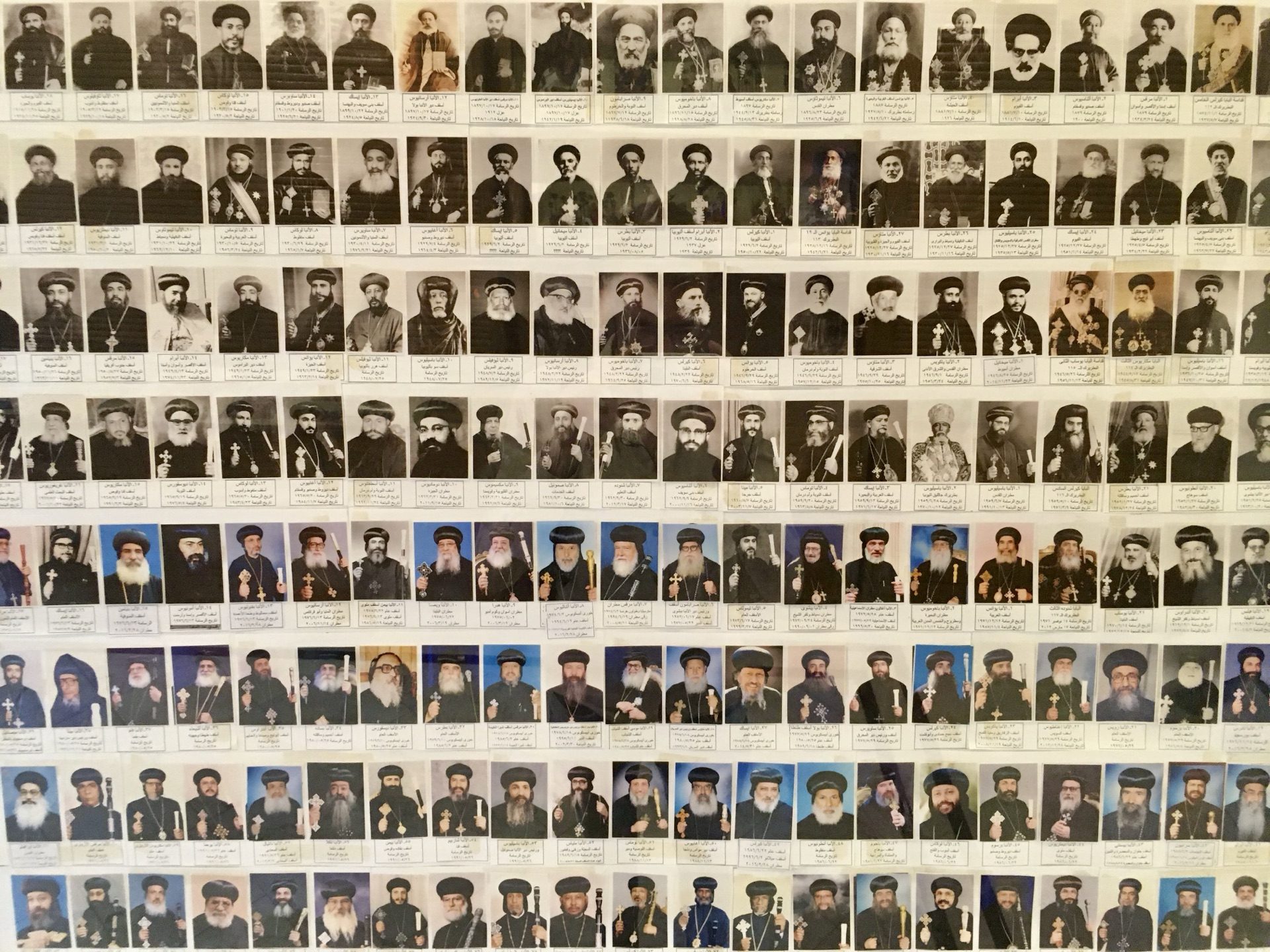 صور بطاركة أقباط معروضة في رواق كنسي